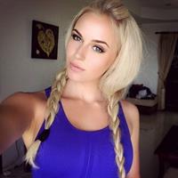 Anna Nyström taking a selfie