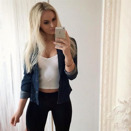 Anna Nyström taking a selfie