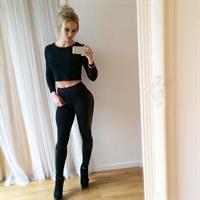 Anna Nyström in Yoga Pants taking a selfie