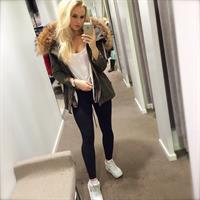 Anna Nyström in Yoga Pants taking a selfie
