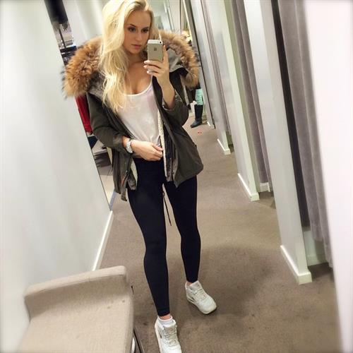 Anna Nyström in Yoga Pants taking a selfie