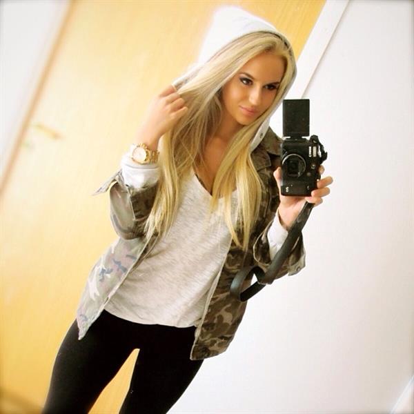 Anna Nyström taking a selfie