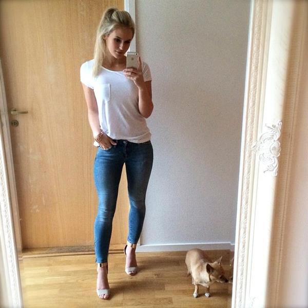 Anna Nyström taking a selfie