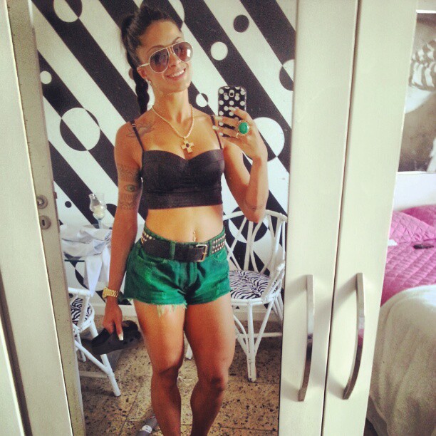 Aline Riscado taking a selfie