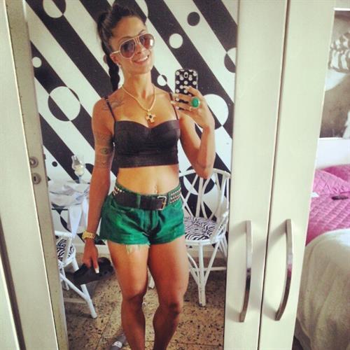 Aline Riscado taking a selfie