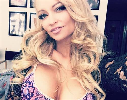 Mindy Robinson taking a selfie