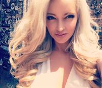 Mindy Robinson taking a selfie