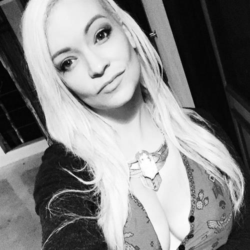 Mindy Robinson taking a selfie