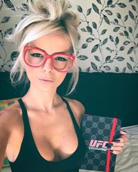 Jhenny Andrade taking a selfie