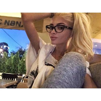 Aljona Shiskova taking a selfie