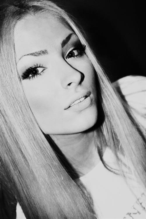 Aljona Shiskova taking a selfie