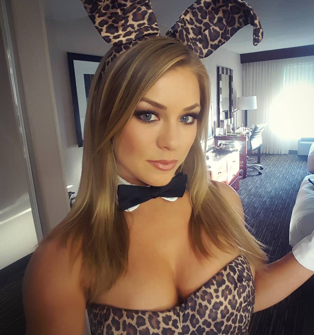 Nikki Leigh taking a selfie