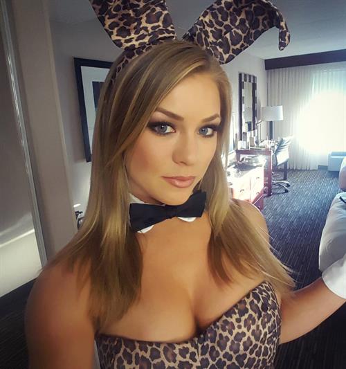 Nikki Leigh taking a selfie