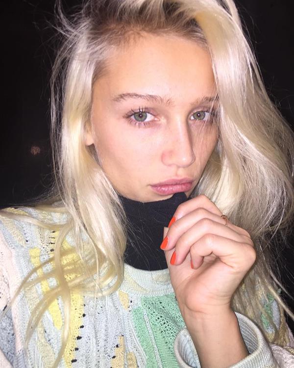 Cailin Russo taking a selfie