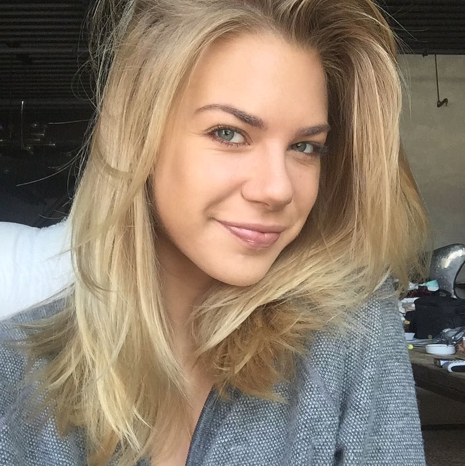 Brooke Hanmer taking a selfie