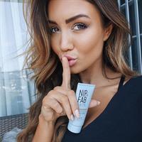 Pia Muehlenbeck taking a selfie