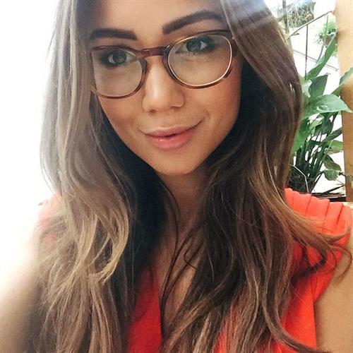 Pia Muehlenbeck taking a selfie