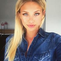 Hanna Edwinson taking a selfie