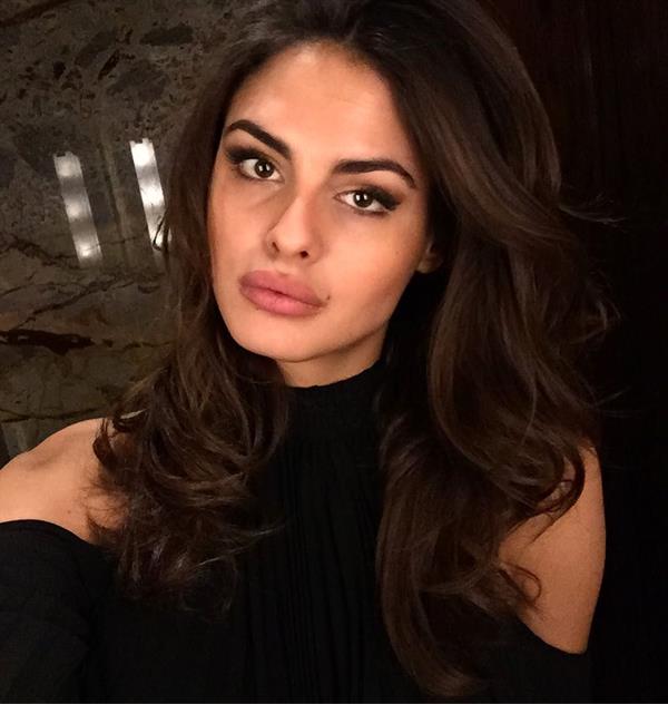 Bojana Krsmanovic taking a selfie