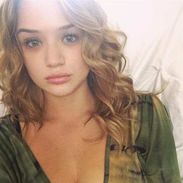 Hunter King taking a selfie