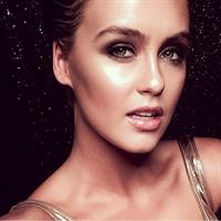 Stephanie Claire Smith taking a selfie