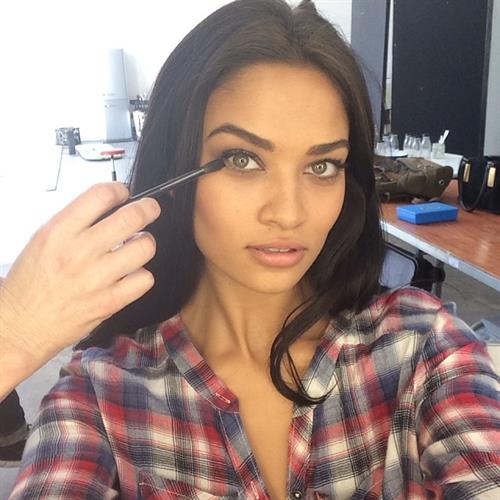 Shanina Shaik taking a selfie