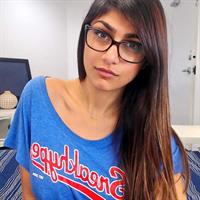Mia Khalifa taking a selfie