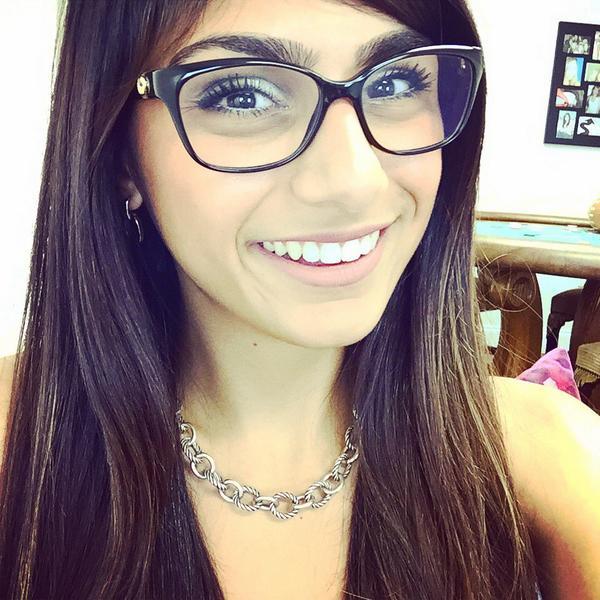 Mia Khalifa taking a selfie