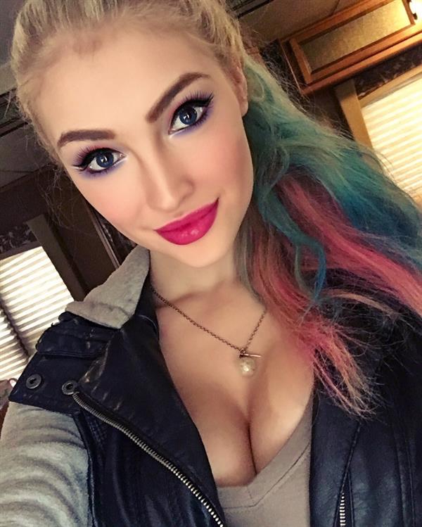 Anna Faith Carlson taking a selfie