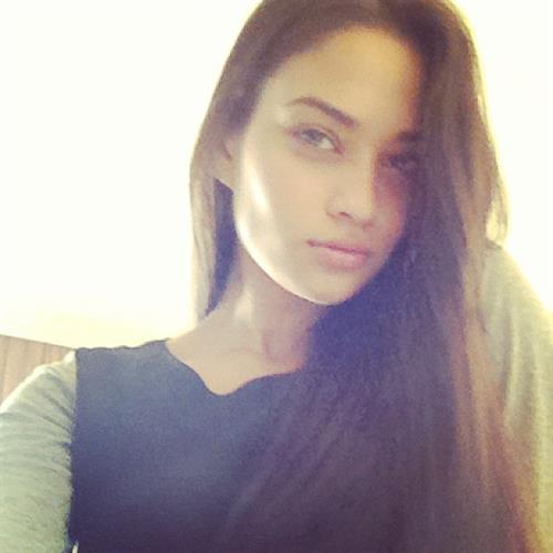 Shanina Shaik taking a selfie