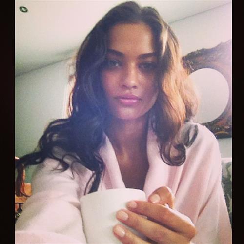 Shanina Shaik taking a selfie