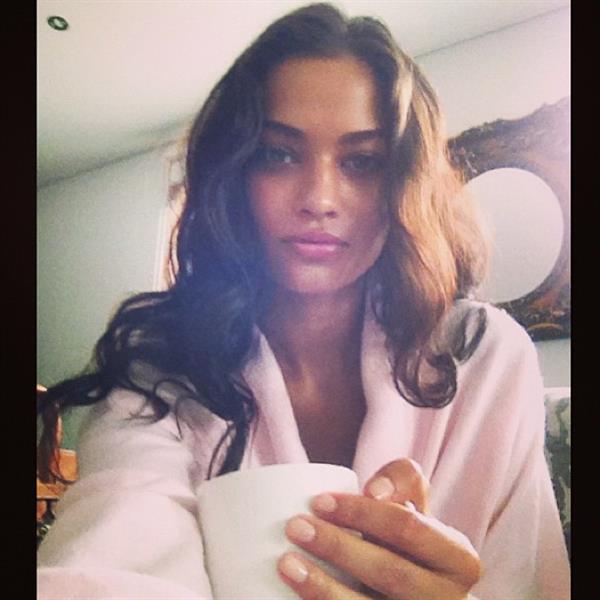 Shanina Shaik taking a selfie