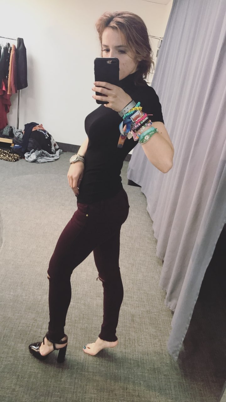 Bella Thorne taking a selfie