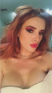 Bella Thorne taking a selfie