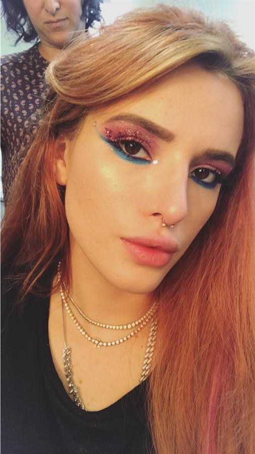 Bella Thorne taking a selfie