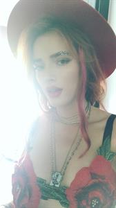 Bella Thorne taking a selfie