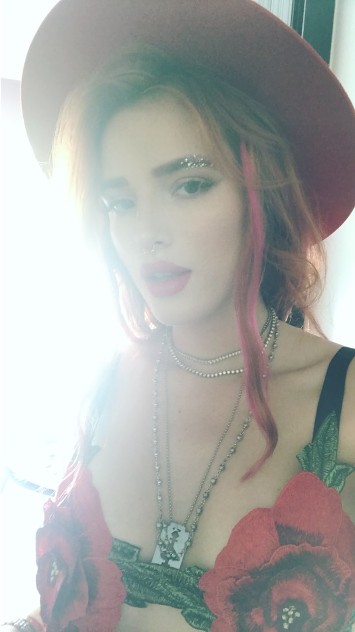 Bella Thorne taking a selfie