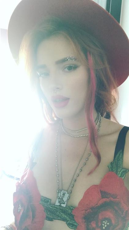Bella Thorne taking a selfie