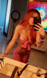 Bella Thorne taking a selfie