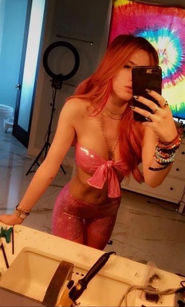 Bella Thorne taking a selfie
