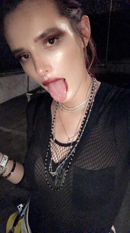 Bella Thorne taking a selfie