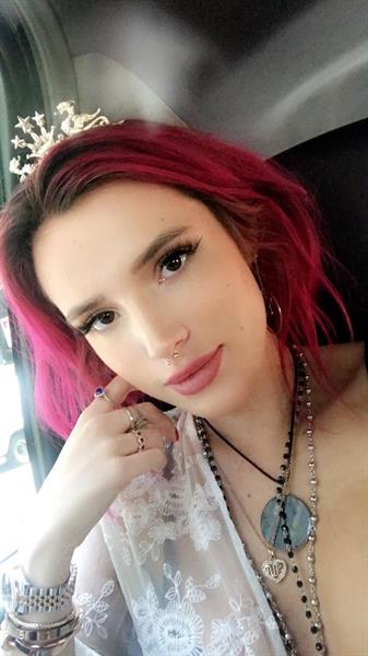 Bella Thorne taking a selfie