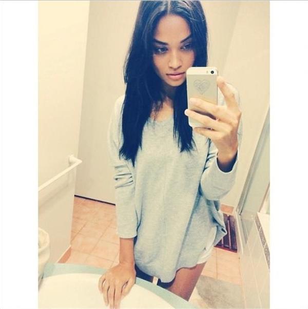 Shanina Shaik taking a selfie