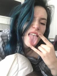 Bella Thorne taking a selfie