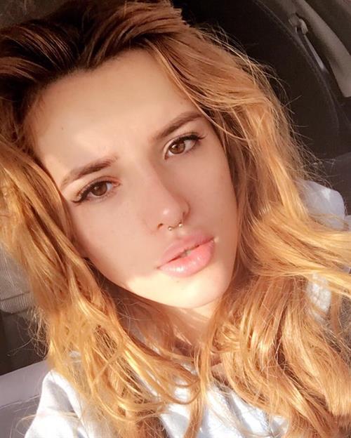 Bella Thorne taking a selfie