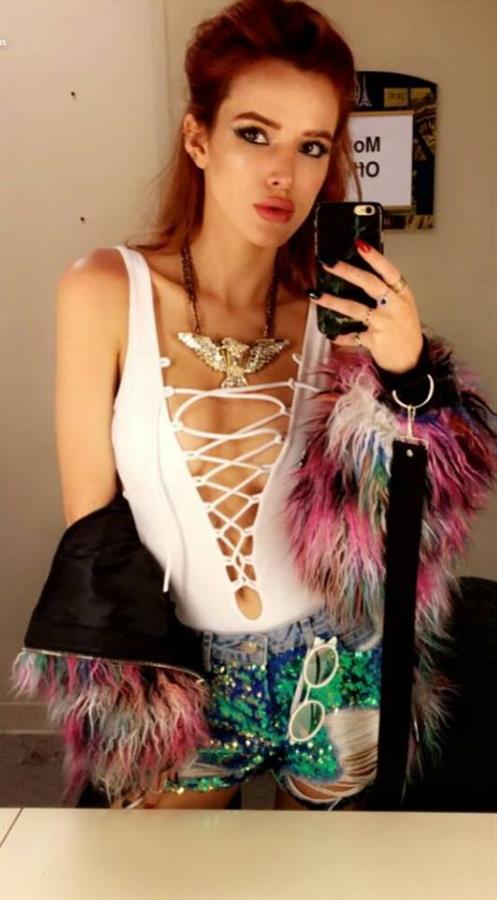 Bella Thorne taking a selfie