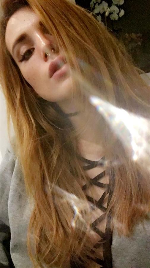 Bella Thorne taking a selfie