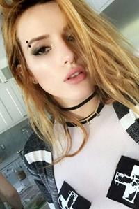 Bella Thorne taking a selfie