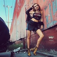 Bella Thorne taking a selfie