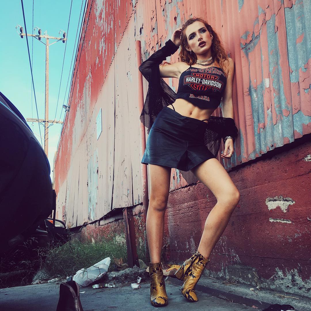 Bella Thorne taking a selfie